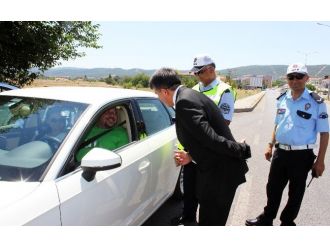 Trafikçilerden Sürücülere Bayram Şekeri