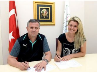 Milli Hentbolcu Seda, Osmangazi’ye İmza Attı