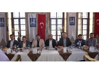 Ak Gençler’den Ulvi Davranış