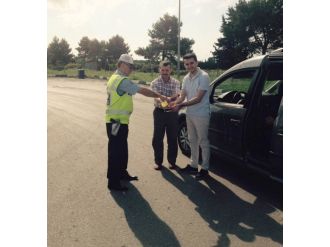 Trafik Polisleri Kazalara Karşı Broşür Dağıttı