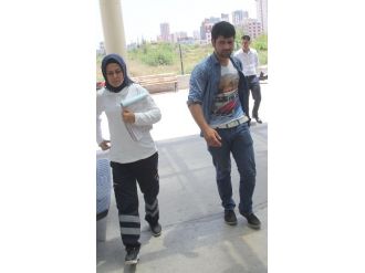 Çocuklarına Bayramlık Getiren Kocasını Bıçakladı