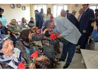 Huzurevi Ve Çocuk Sevgi Evi Sitesi’nde Bayram