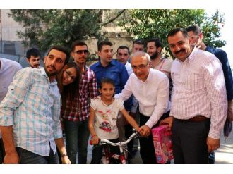 Eski Bakan Elvan, Hayallerini Çizen Suriyeli Çocukları Sevindirdi