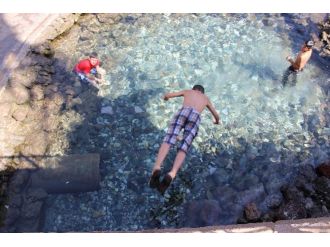 Sıcaktan Bulanan Çocuklar Bayramda Süs Havuzuna Girdi