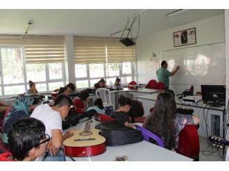 Kocasinan Kaymakamlığı Öksüz Ve Yetimlere Gitar Kursu Veriyor