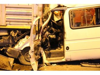 Yolcu Minibüsü Tır’a Çarptı Sürücü Sıkıştı