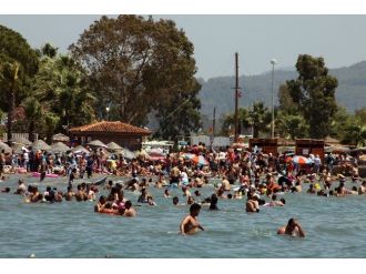 Akyaka’da Denizde De, Karada Da Yer Kalmadı