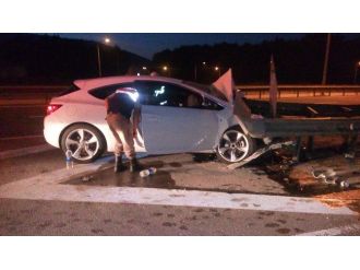 Direksiyon Başında Uyuyan Sürücü Bariyerlere Çarptı: 2 Yaralı