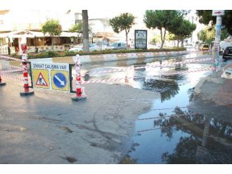 Kuşadası’nda Ana Su İsale Hattı Patladı