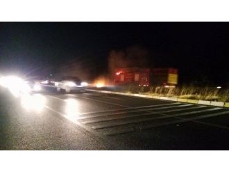 Tatilcilerin Sigara İzmariti Karayolunda Yangın Çıkarttı