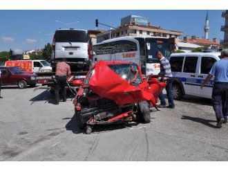 Yozgat’ta İki Otomobilin Çarpışma Anı Kamerada
