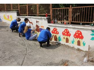 Dünya Devi Şirketin Tüm Çalışanları Bir İlkokulu Boyadı