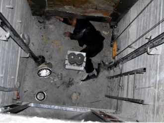 Yaşlı Adam Asansör Boşluğuna Düşerek Yaralandı