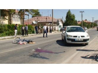 Otomobilin Çarptığı Bisiklet Sürücüsü Hastanelik Oldu
