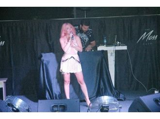 Tatilciler Ece Seçkin İle Coştu