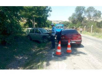 2 Otomobil Kafa Kafaya Çarpıştı: 8 Yaralı