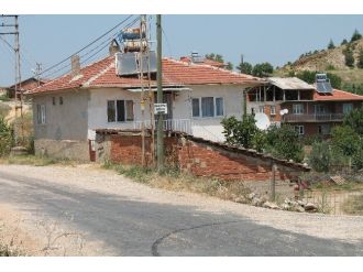 Yön Tabelaları Olmayınca Köylüler Çare Buldu