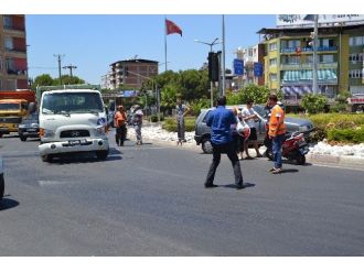 Temizlik Aracı Kırmızı Işıkta Duran Otomobile Çarptı