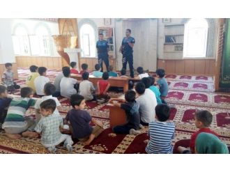 Polisler Öğrencilere Eğitim Semineri Verdi