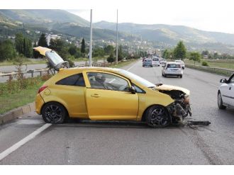 Otomobil Bariyere Çarptı, Sürücü Üzüntüsünden Ağladı