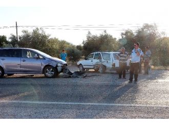 Mut’ta İki Otomobil Çarpıştı: 3 Yaralı