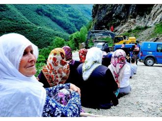 Giresun’da Köylüler Yol Kesti, Muhtar Köyden Kaçtı