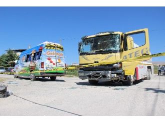 Mazot Tankeri Kreş Servisiyle Çarpıştı