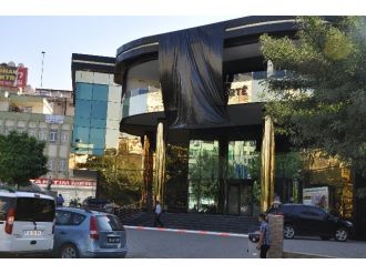 Belediye Binasına Siyah Bez Asıldı