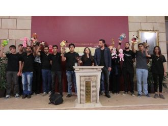 Öğrencilerden Meclis’te Oyuncaklı Tepki