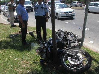 Adana’da Otomobil Polis Motosikletine Çarptı: 2 Yaralı