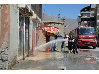 Hakkari’de Cadde Ve Sokaklar Yıkandı