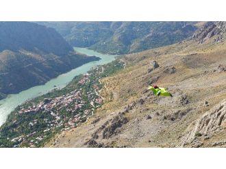 Türkiye’de Wingsuit Ve Base Jump Atlayışları İlk Defa Kemaliye’de Yapıldı