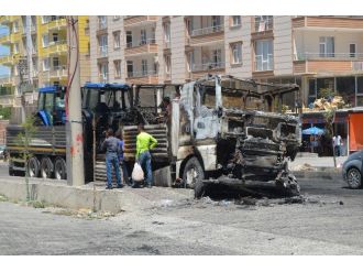 Polis Silvan’da Yanan Kamyonu İnceledi