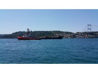 Dümeni Kilitlenen Yük Gemisi Kanlıca Sahilinde Demir Attı