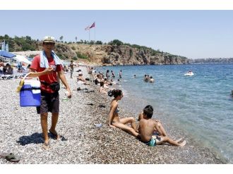 Antalya’da Sıcak Hava, Sahilleri Doldurdu