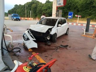 Otomobil Akaryakıt İstasyonuna Girdi: 4 Yaralı