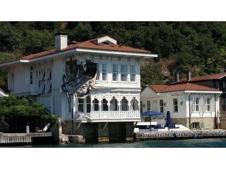 Dümeni Arızalanan Gemi Tarihi Yalıya Çarptı