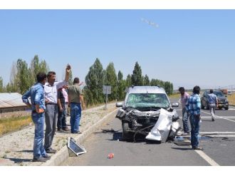 Kamyonet Traktöre Çarptı: 7 Yaralı