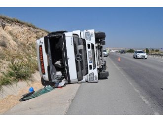 Doğalgaz Borusu Taşıyan Tır Devrildi