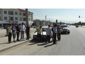 Genç Kız Karşıya Geçemedi