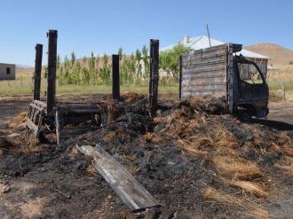 Başkale’de Elektrik Tellerine Takılan Araç Yandı