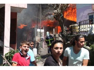 Mutfak Tüpü Patladı, Bir Ev Tamamen Yandı