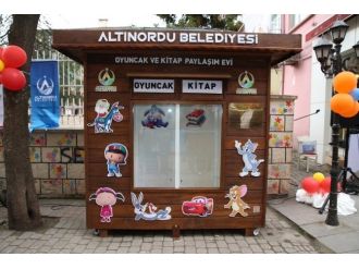 Çocuklara Kumbaradan Kitap Ve Oyuncak