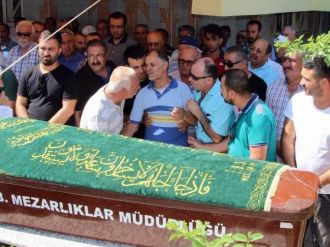 Aliağa’da İntihar Ettiği Sanılan Genç Toprağa Verildi
