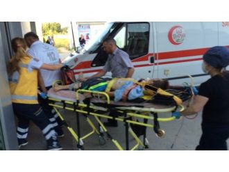 Motosiklet Kamyonete Çarptı: 2 Yaralı