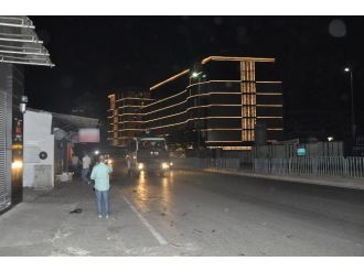 Eylemciler Akaryakıt İstasyonun Taşladı