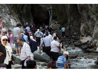 (Özel Haber) Sıcaktan Bunalan Vatandaşlar Buz Gibi Şelalede Serinliyor