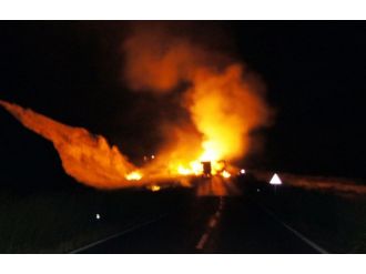 Yol Kesen Pkk 13 Aracı Yaktı