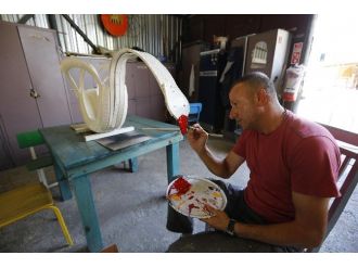 Atık Lastikleri Çiçeklik Yaptılar