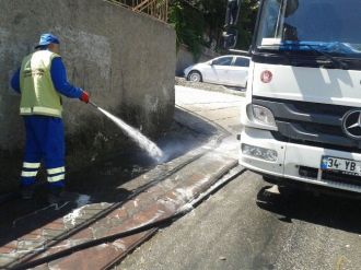 Keçiören Belediye Sokakları Köpüklü Suyla Yıkıyor
